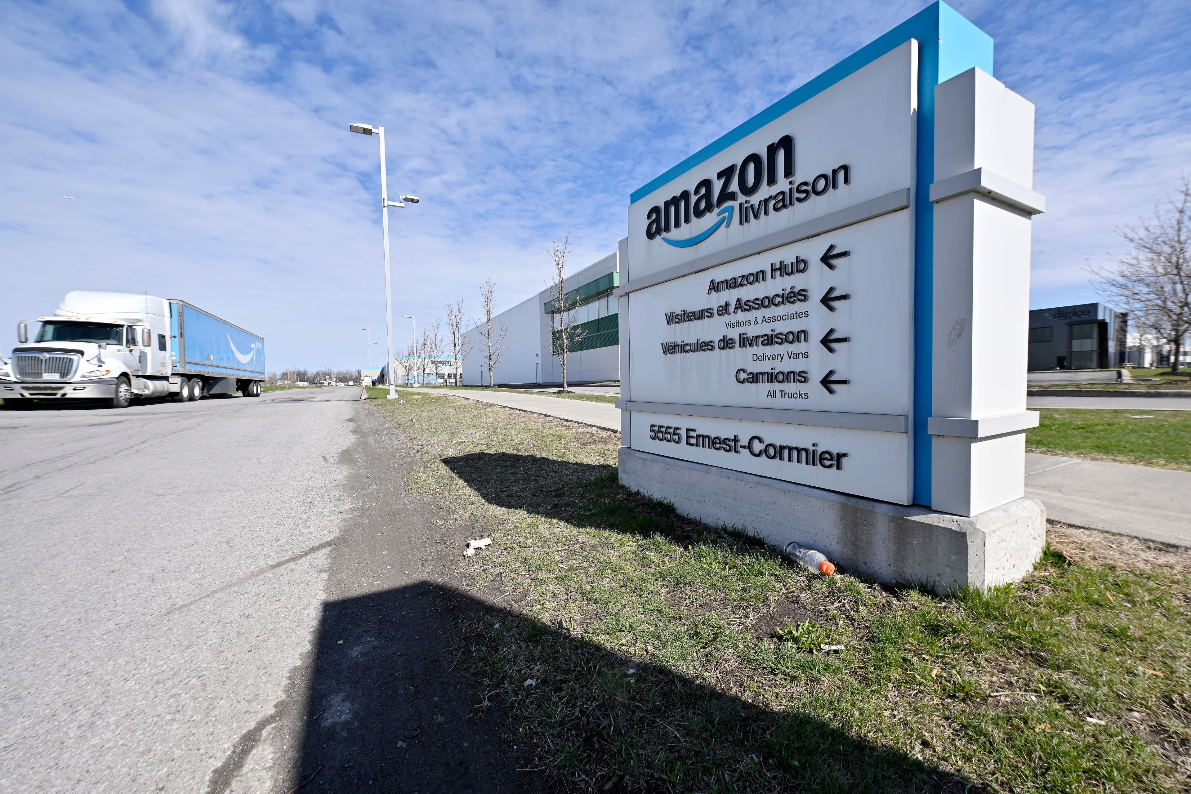 Amazon a annoncé son départ du Québec en janvier dernier. Plus de la moitié des achats en ligne au Québec se font toujours sur Amazon, selon NETendances de l’Université Laval.