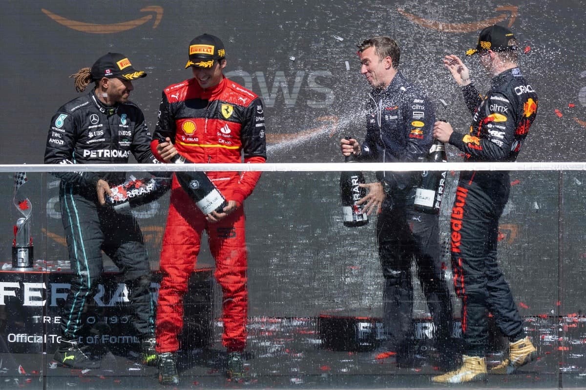 Le pilote néerlandais de Red Bull Racing Max Verstappen (L), le pilote espagnol de Ferrari Carlos Sainz Jr (2e L) et le pilote britannique de Mercedes Lewis Hamilton (L) célèbrent sur le podium après le Grand Prix de Formule 1 du Canada le 19 juin 2022, au Circuit Gilles Villeneuve à Montréal. - Max Verstappen a resserré son emprise sur un deuxième championnat du monde consécutif avec une victoire assurée au Grand Prix du Canada dimanche. Carlos Sainz de Ferrari a pris la deuxième place avec Lewis Hamilton en troisième pour Mercedes.