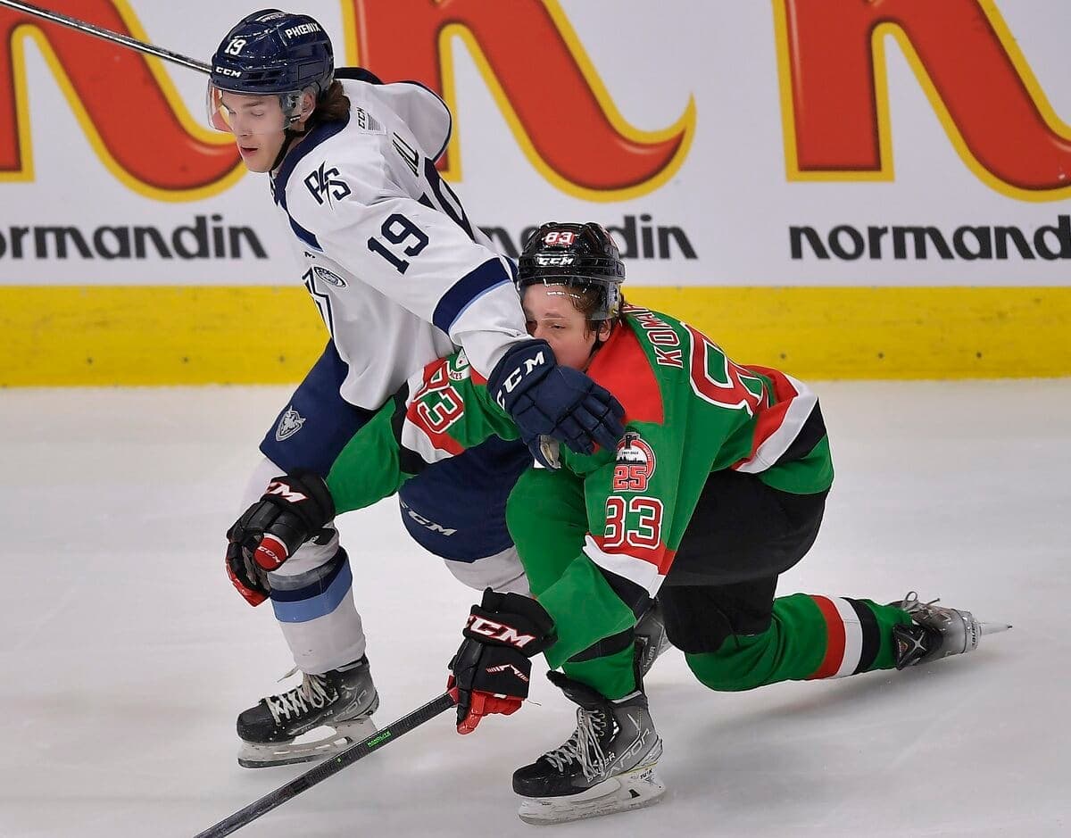 Le Phoenix de Sherbrooke du meilleur buteur de la LHJMQ, Justin Gill (19), et les Remparts de Québec du défenseur Vsevolod Komarov (83) sont nez-à-nez en ce début de saison.