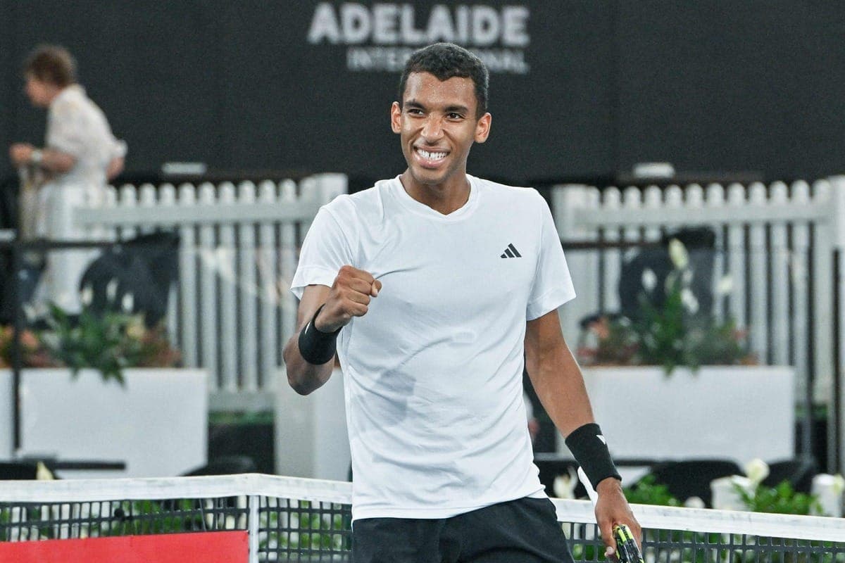 Félix Auger-Aliassime célèbre sa qualification pour la finale à Adélaïde, vendredi, après sa victoire aux dépens de Tommy Paul.