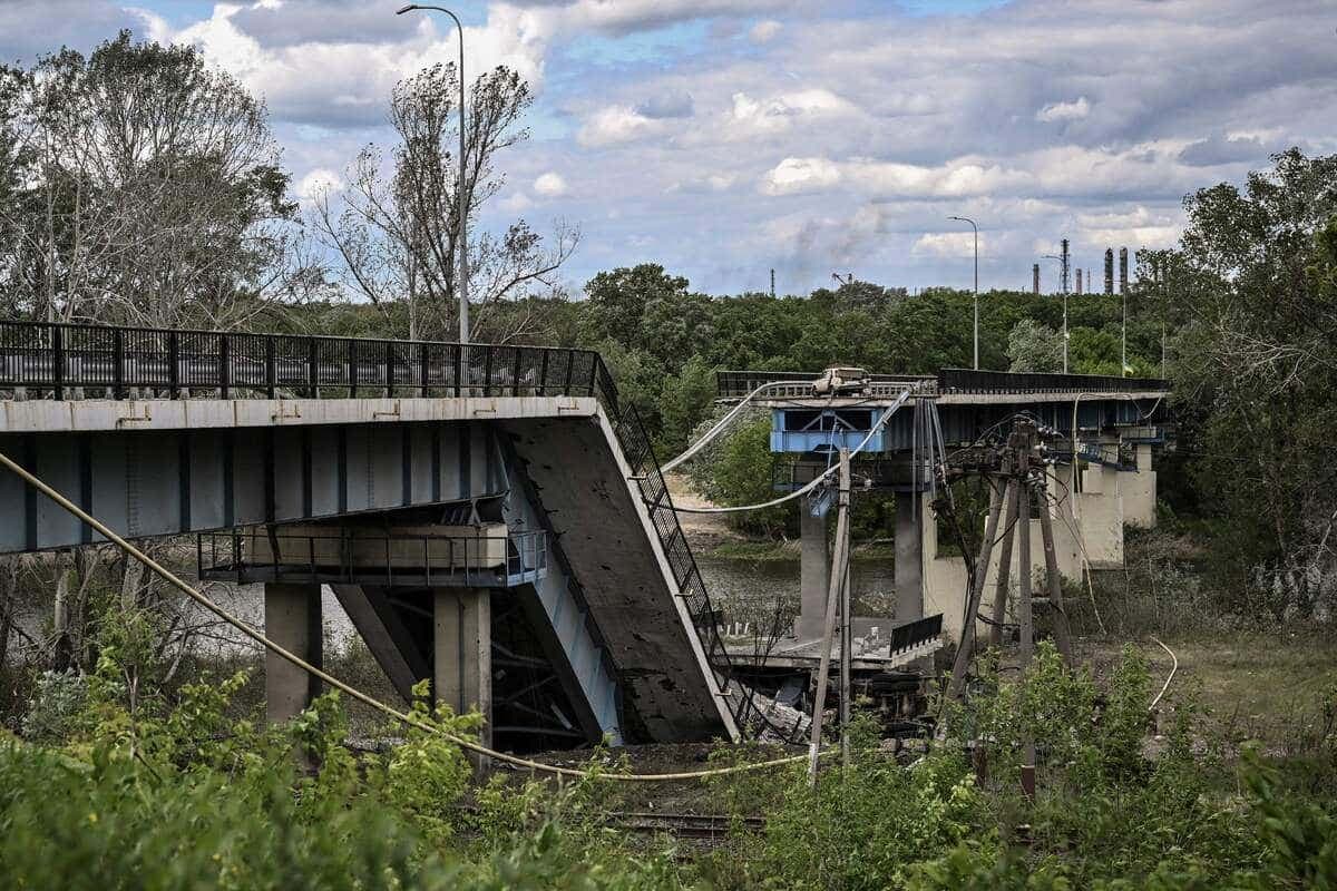 Un pont reliant les villes de Lyssytchansk et de Severodonetsk a été détruit.