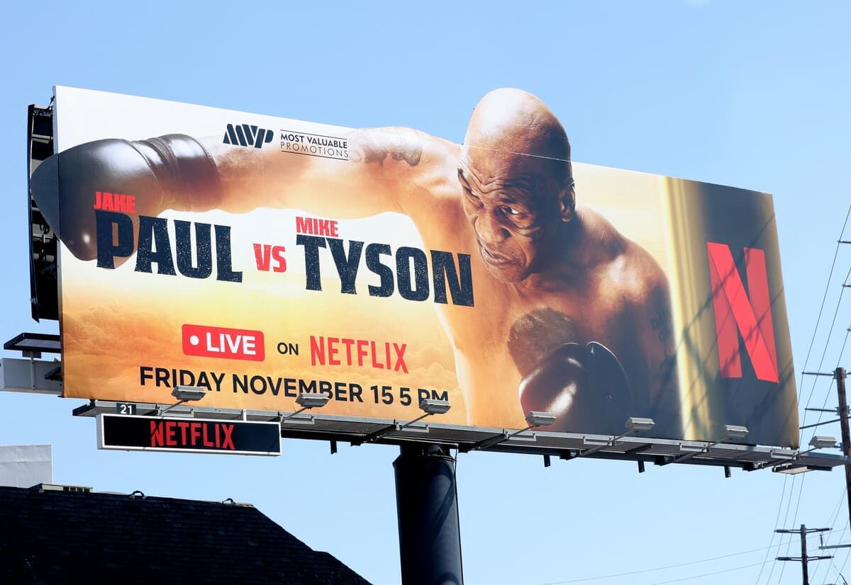 Une affiche promotionnelle à Los Angeles pour le combat fort anticipé entre Mike Tyson et Jake Paul.