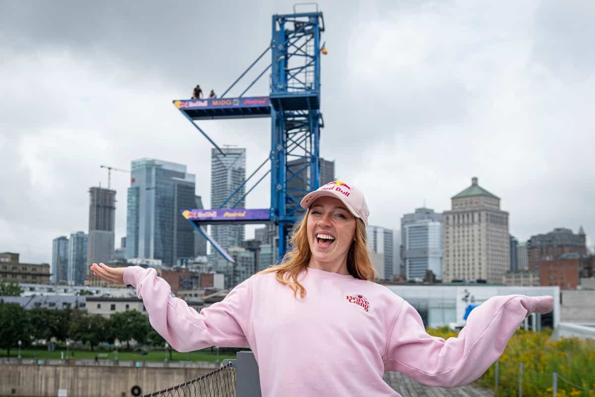 La plongeuse canadienne Molly Carlson, qui réside à Montréal, pose devant les installations du Red Bull Cliff Diving au Grand Quai du Vieux-Port de Montréal.