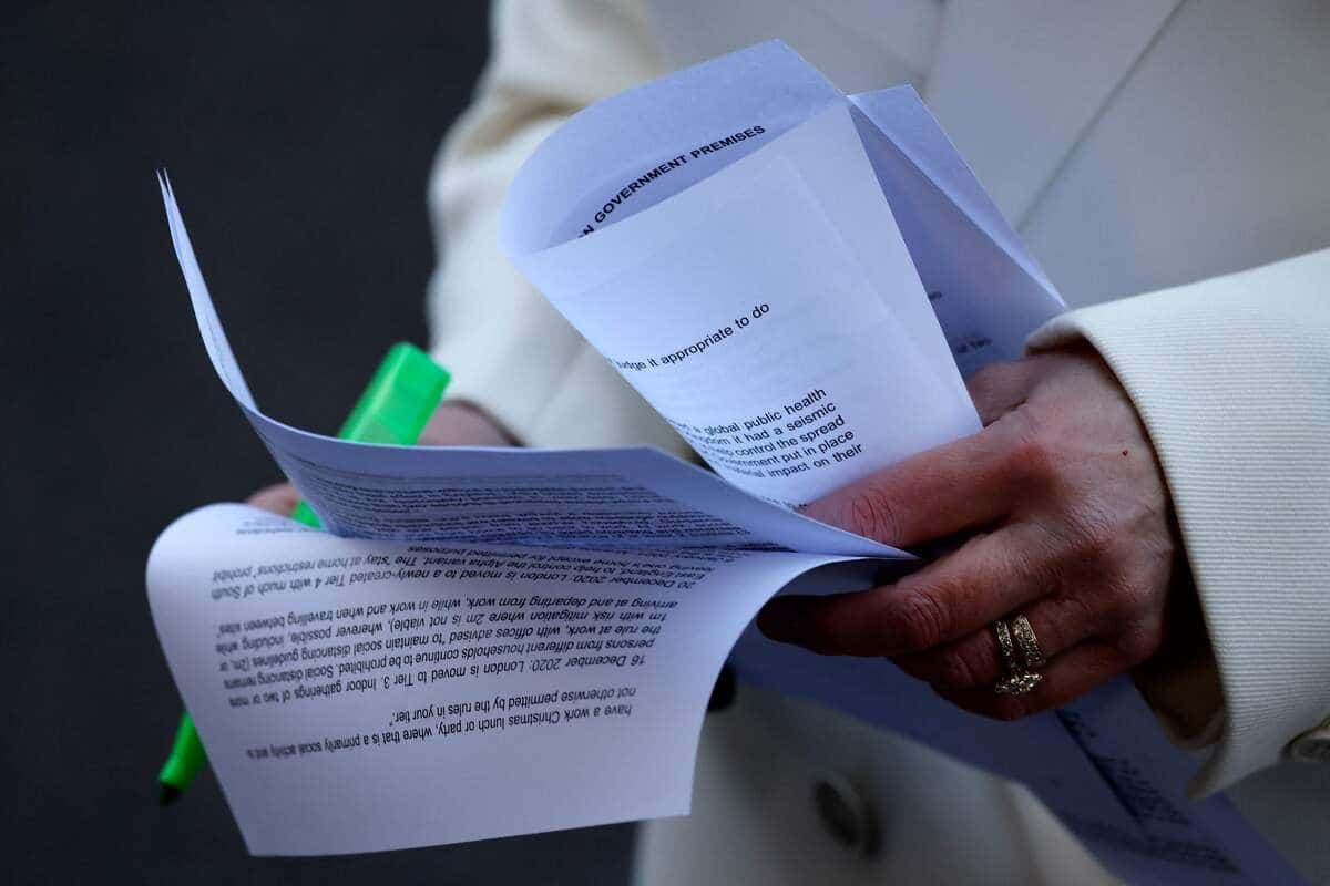 Une journaliste en train de lire le rapport.