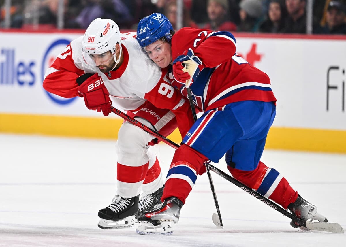 Joe Veleno, alors avec les Red Wings de Detroit, était aux prises avec Cole Caufield, le 2 décembre 2023, durant un match disputé contre le Canadien de Montréal au Centre Bell.