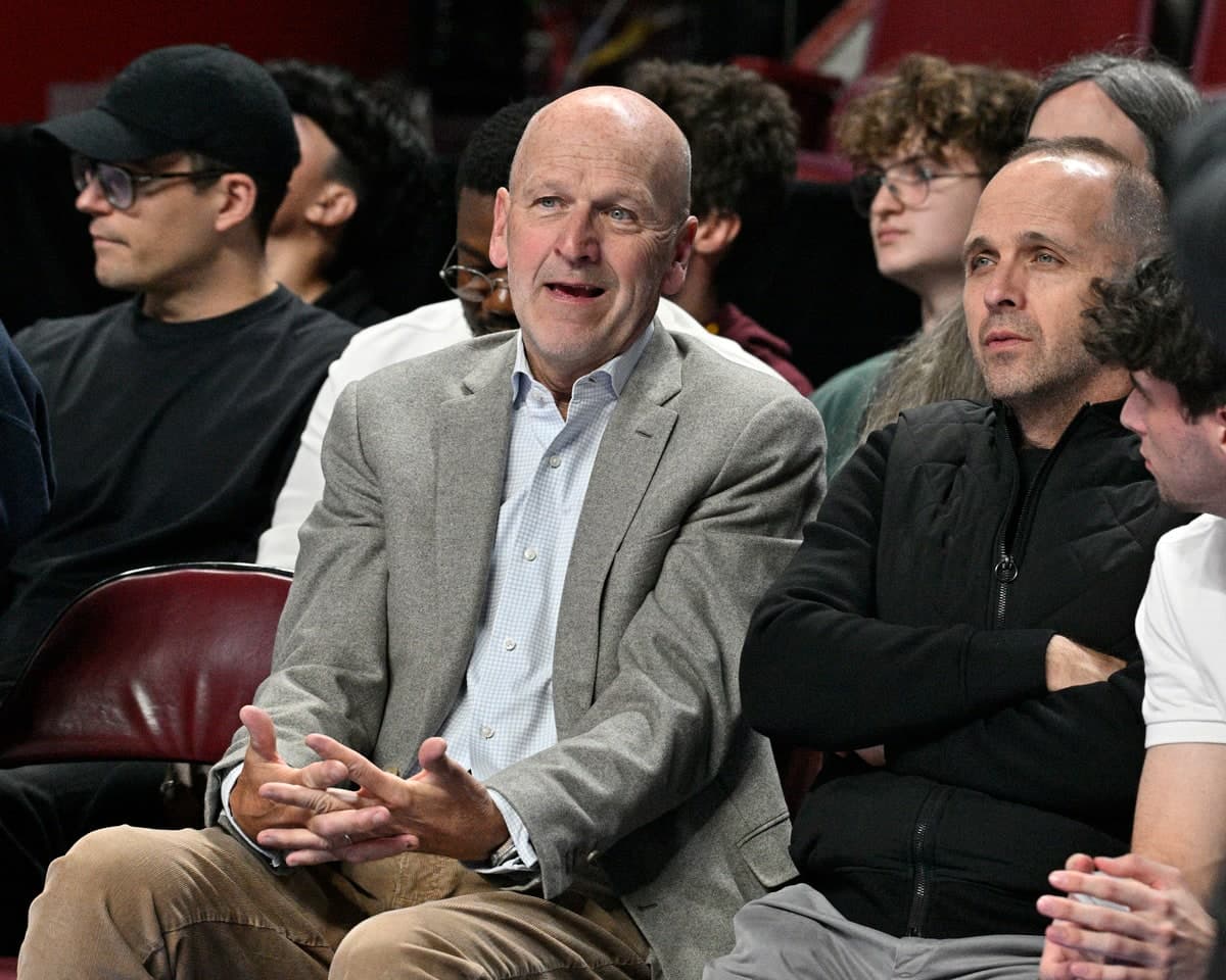 Michael Fortier a assisté au match préparatoire de la NBA, entre les Raptors et les Wizards, le dimanche 6 octobre 2024, au Centre Bell.