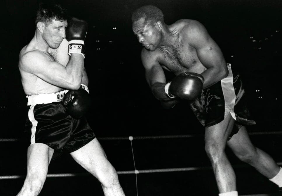 Yvon Durelle (à gauche) affronte Archie Moore (à droite) au Forum de Montréal le 10 décembre 1958 dans un combat qui passe à l'histoire.