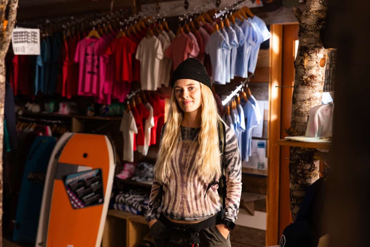 Camille Felton dans son rôle d’une surfeuse dans la nouvelle série «Surf Bay, côte Ouest».