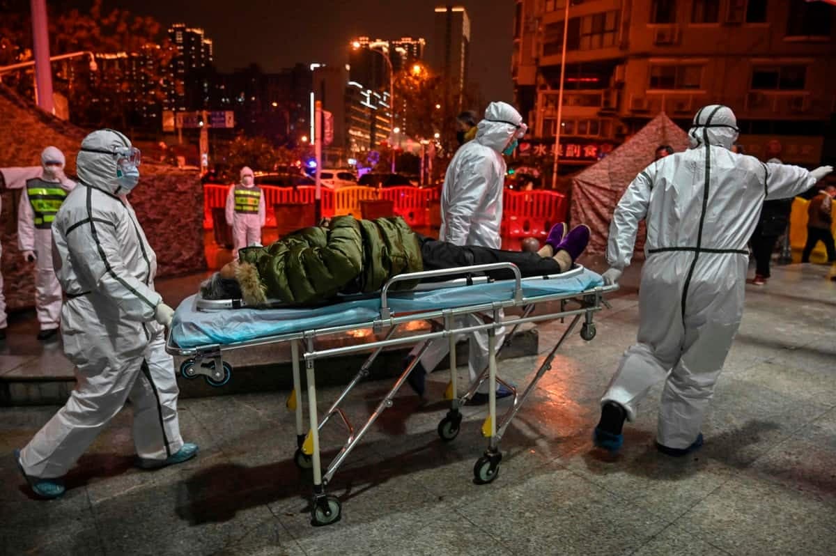 Un patient arrive à un hôpital de Wuhan, en Chine, au début de la crise du coronavirus en janvier 2020.
