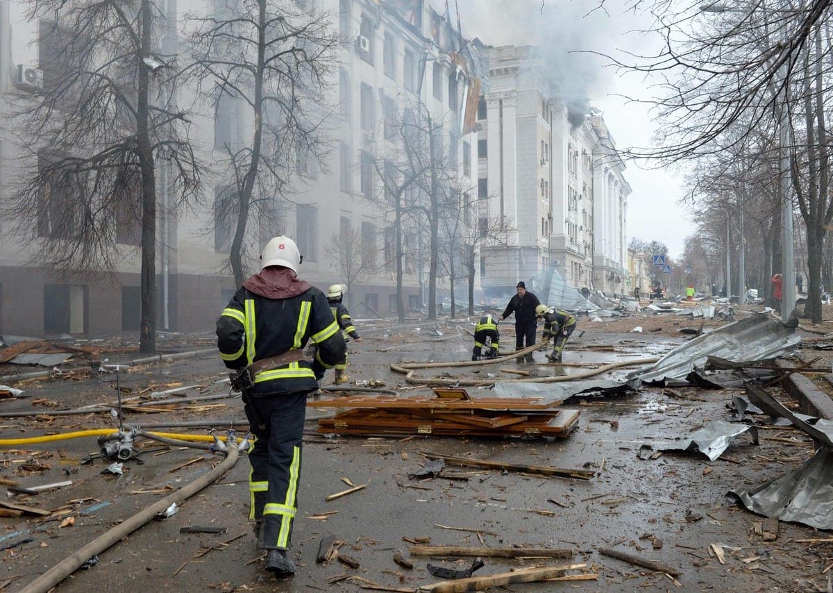 Des pompiers sont déployés à l'Université nationale de l'économie de Kharkiv, endommagée par des bombardements russes.