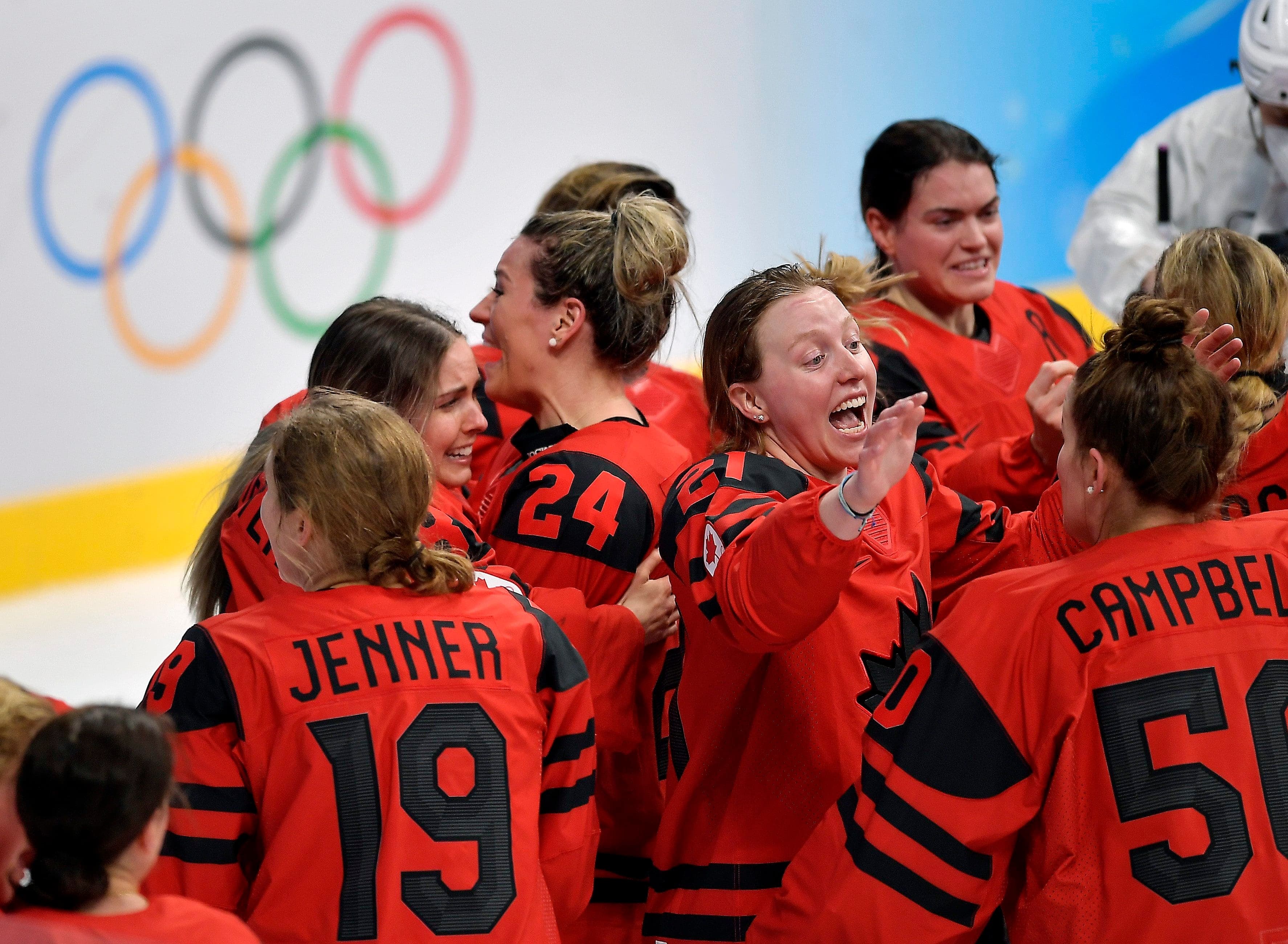 Emma Maltais (au centre) célébrant aux Jeux olympiques de Pékin en 2022.