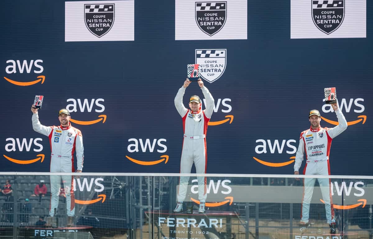 Simon Charbonneau (3e) Stefan Rzadzinski (1er) et Kevin King (2e) lors du podium de la 2e course de la Coupe Nissan Sentra du Grand Prix du Canada de Formule 1 (F1) au circuit Gilles-Villeneuve, à Montréal, le dimanche 19 juin 2022. JOEL LEMAY/AGENCE QMI