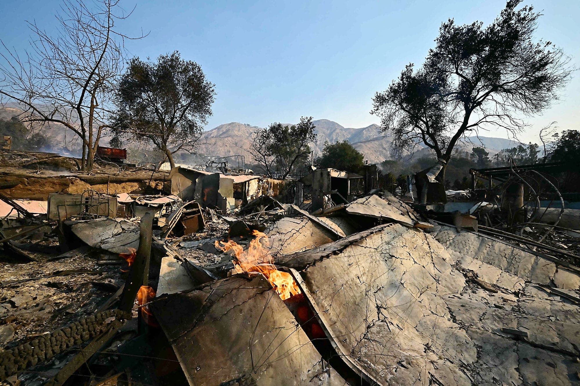 Les flammes continuent de brûler ce bâtiment à Altadena, en Californie, le 10 janvier 2025.