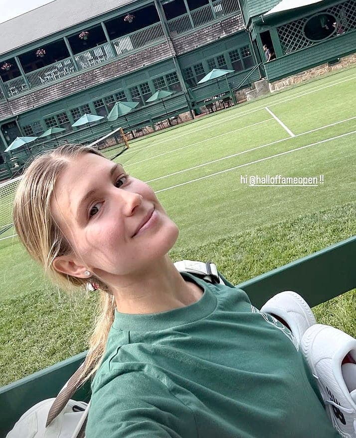 Eugenie Bouchard pose devant l’un des sites du tournoi du Hall of Fame Open, où elle jouera son premier match en presque un an le mardi 7 juillet 2025.