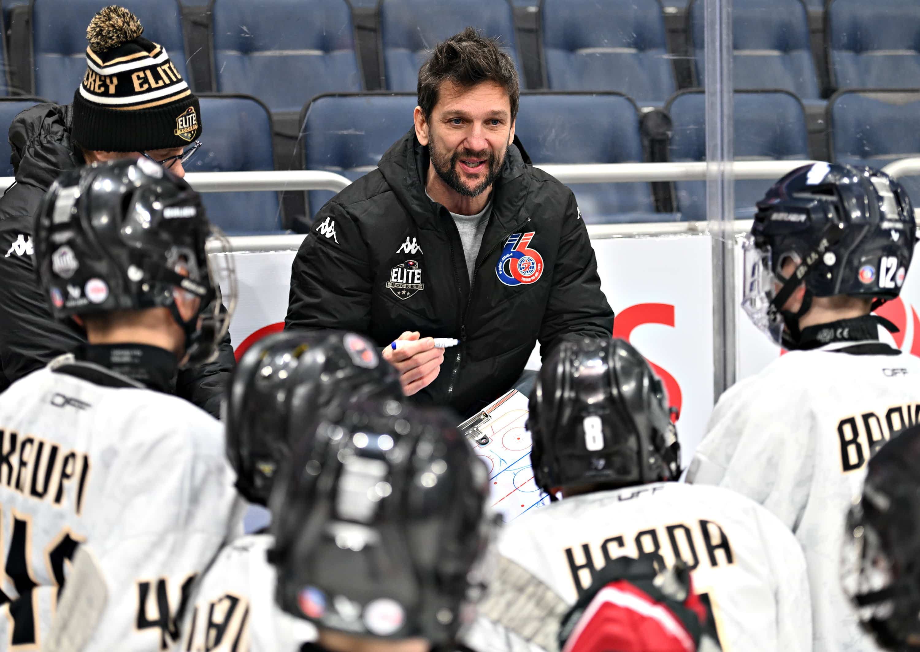 L’ex-joueur du Canadien Richard Zednik derrière le banc de la Slovaquie au Tournoi international de hockey pee-wee de Québec.