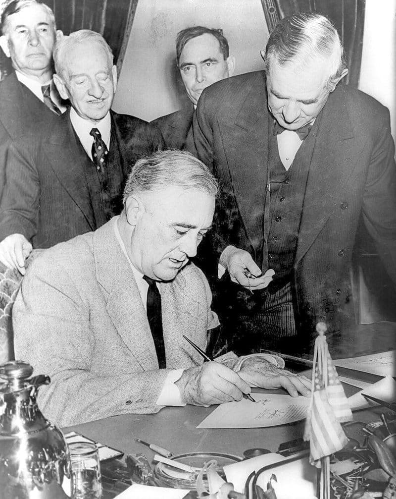 Franklin Delano Roosevelt. Signature de la déclaration de guerre américaine pendant le troisième mandat du président.