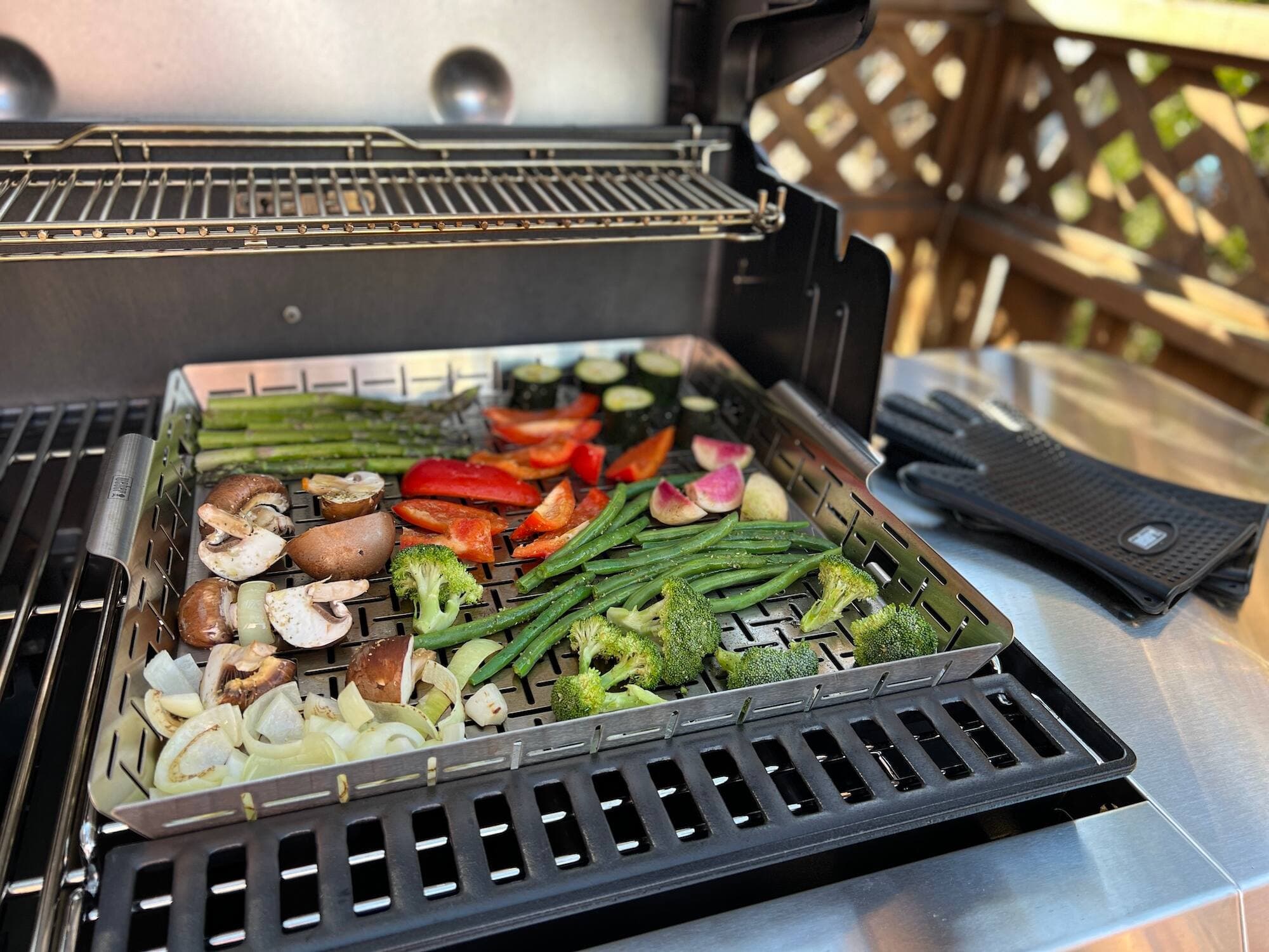 Vous aurez amplement d’espace pour cuisiner tous vos légumes avec le panier à rôtir Weber Crafted.