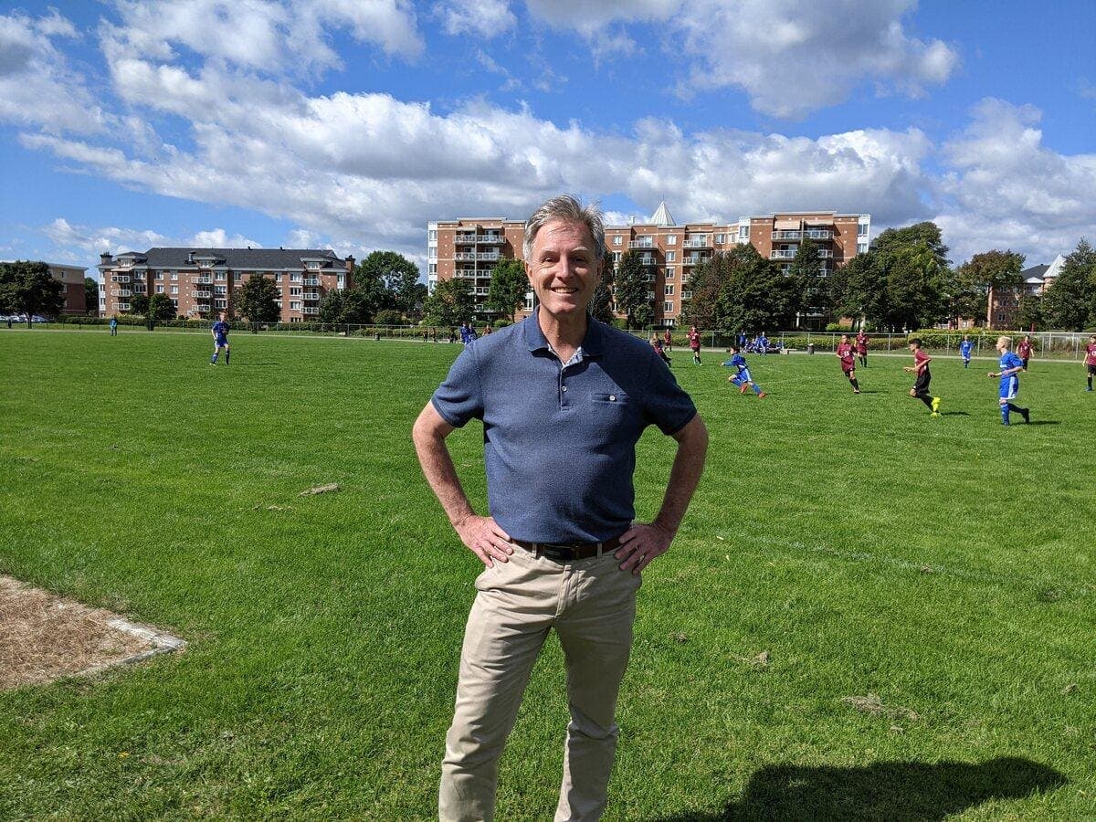 Jean Rousseau, chef de Démocratie Québec, a encouragé de jeunes adolescents lors d'une partie de soccer sur le terrain du Collège des Compagnons à Sainte-Foy.