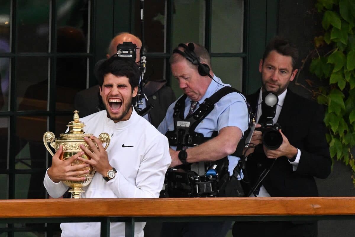 Carlos Alcaraz a célébré son titre à Wimbledon devant la foule massée à l'extérieur du central, dimanche au All England Club.