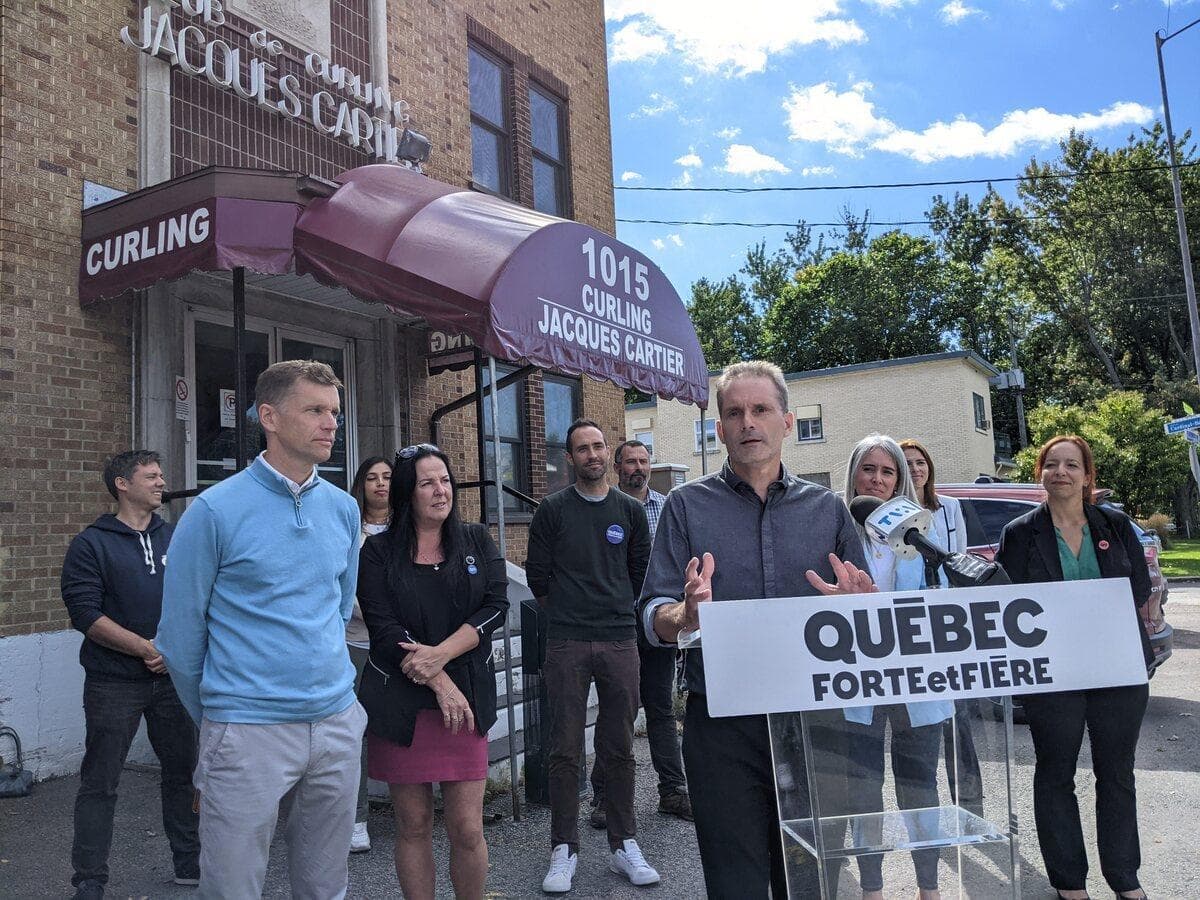 Québec forte et fière a pris dimanche l'engagement de construire un nouveau centre sportif pour les adeptes de curling, de pétanque et de pickleball. L'annonce a été faite en présence du chef Bruno Marchand (à gauche au premier plan) et de son candidat dans Saint-Rodrigue, Charles Pagé (derrière le lutrin).