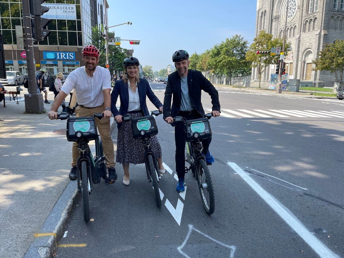 Les membres de l'exécutif Pierre-Luc Lachance et Catherine Vallières-Roland et le maire de Québec, Bruno Marchand, ont inauguré le lien cyclable sur le chemin Sainte-Foy.