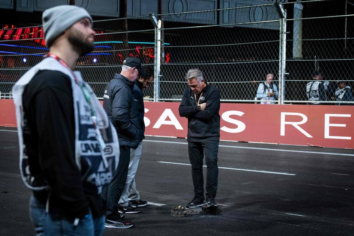 Des officiels de course inspectent une bouche d’égout brisée sur la piste de Las Vegas, jeudi dernier, durant la première séance d’essais libres du week-end.