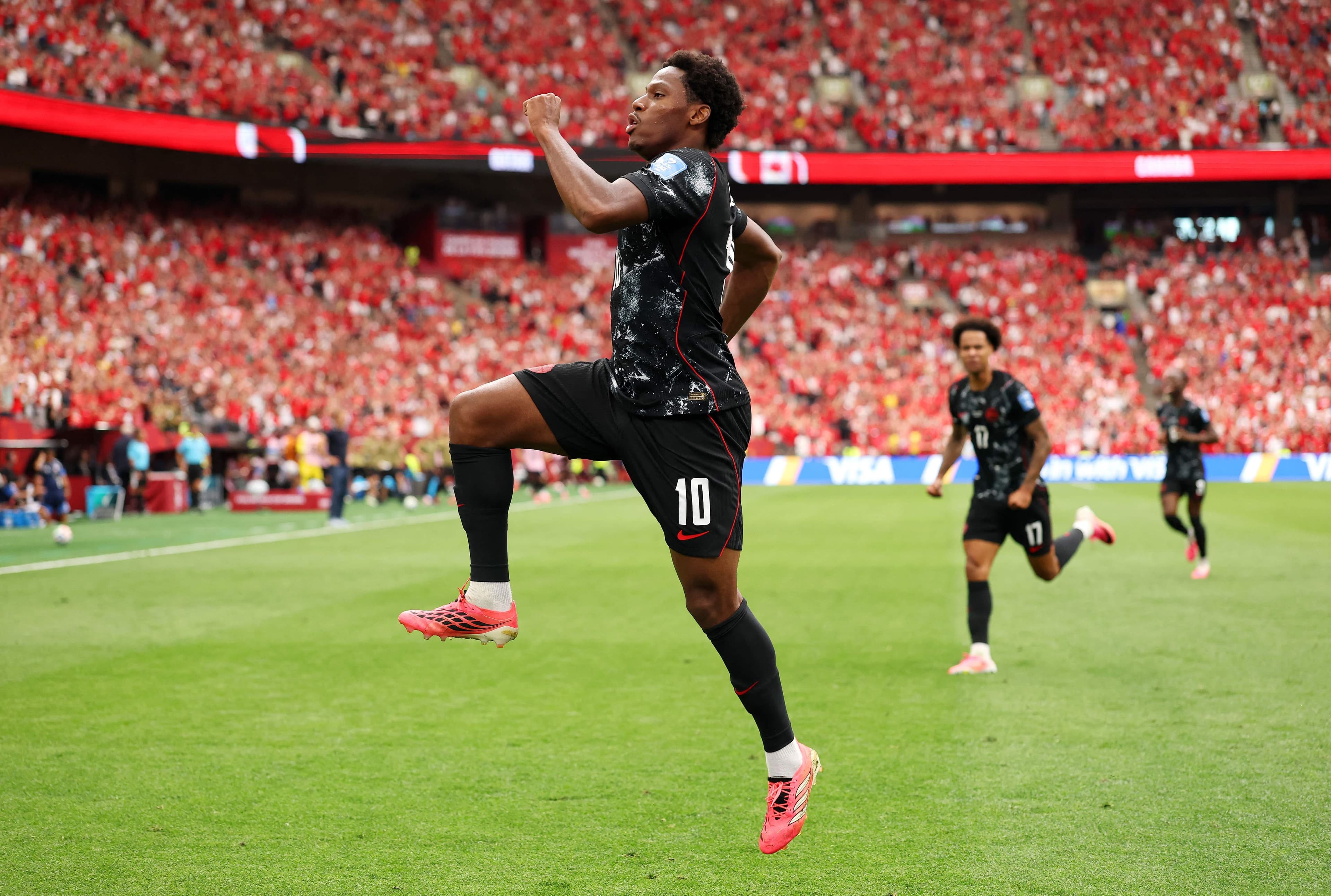 Jonathan David a eu l'occasion de célébrer trois buts, jeudi dernier, dans la victoire historique du Canada contre le Qatar, à la Coupe du monde de soccer à Vancouver.