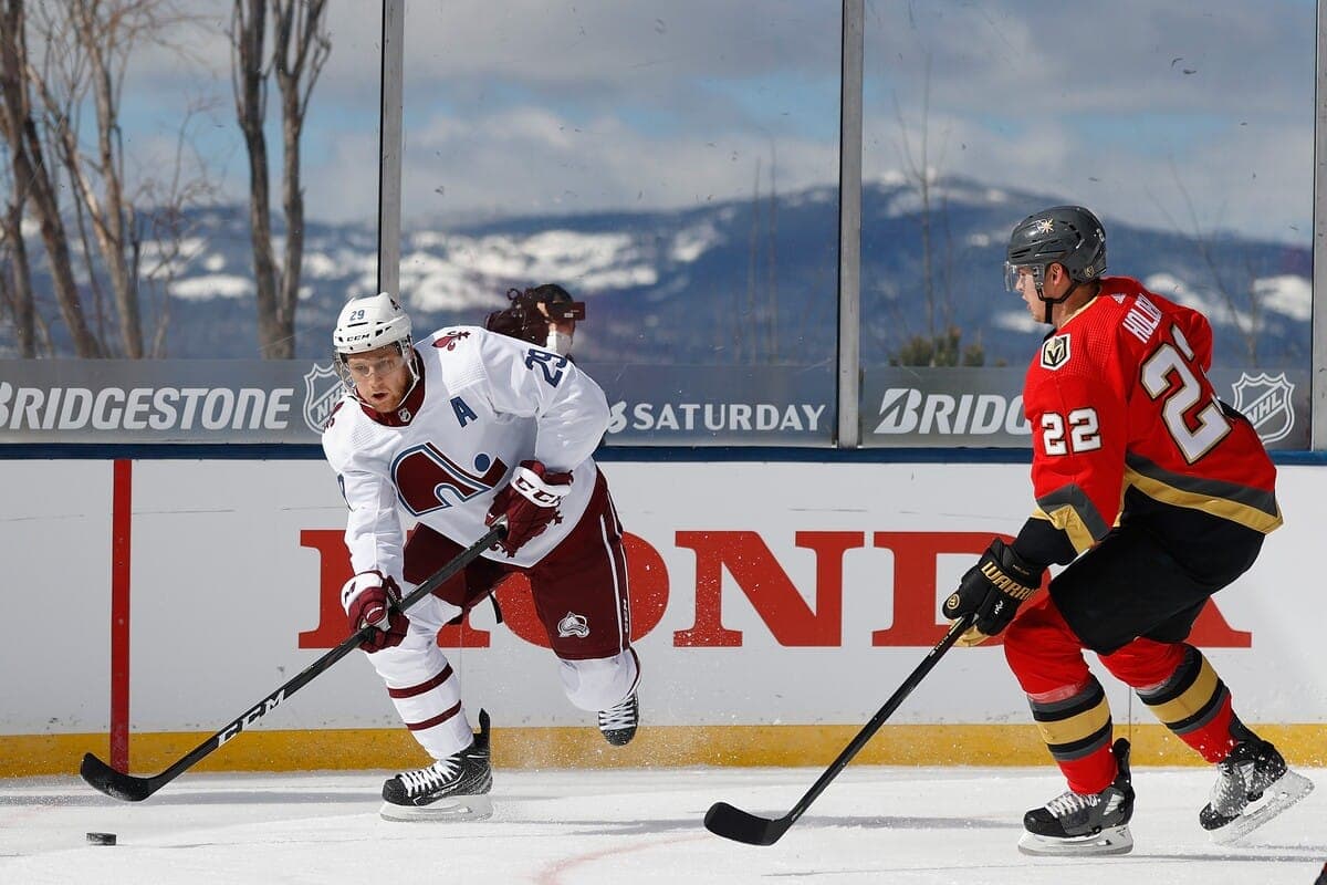 Nathan Mackinnon portait le jersey «retro» à l'effigie des Nordiques de Québec, le 20 février 2021, lors d'un match en plein air disputé à Lake Tahoe, au Nevada.