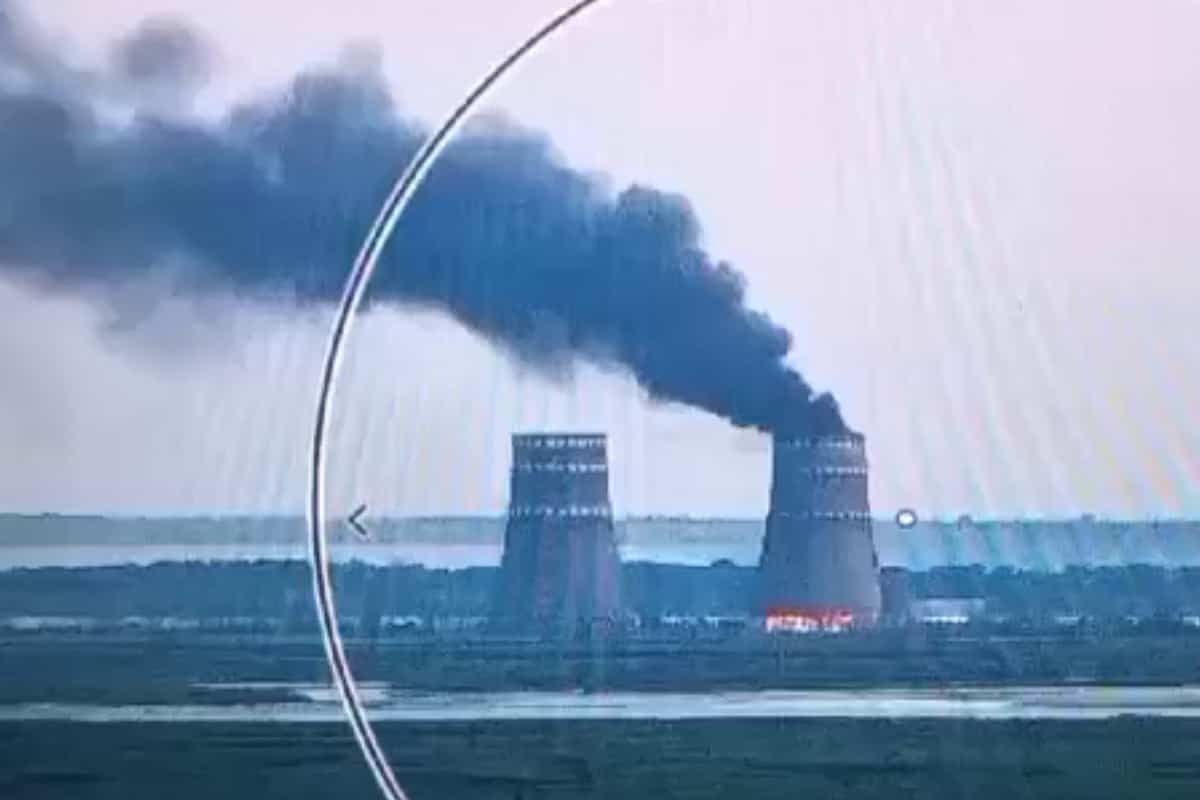 Une photo d’août 2024 montrant une tour de la centrale en feu.