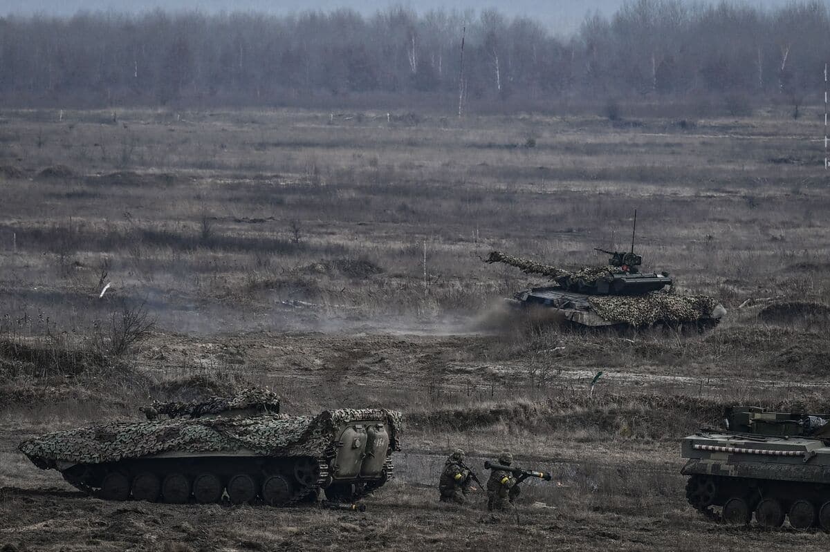 Des tanks ukrainiens lors qu'un exercice militaire près de Rivne, en février.