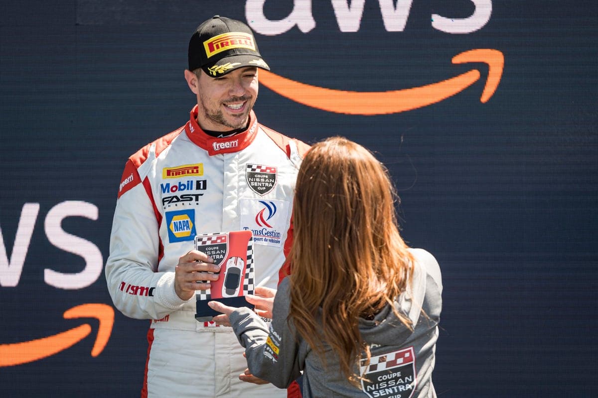 Simon Charbonneau (3e) lors du podium de la 2e course de la Coupe Nissan Sentra du Grand Prix du Canada de Formule 1 (F1) au circuit Gilles-Villeneuve, à Montréal, le dimanche 19 juin 2022.
JOEL LEMAY/AGENCE QMI