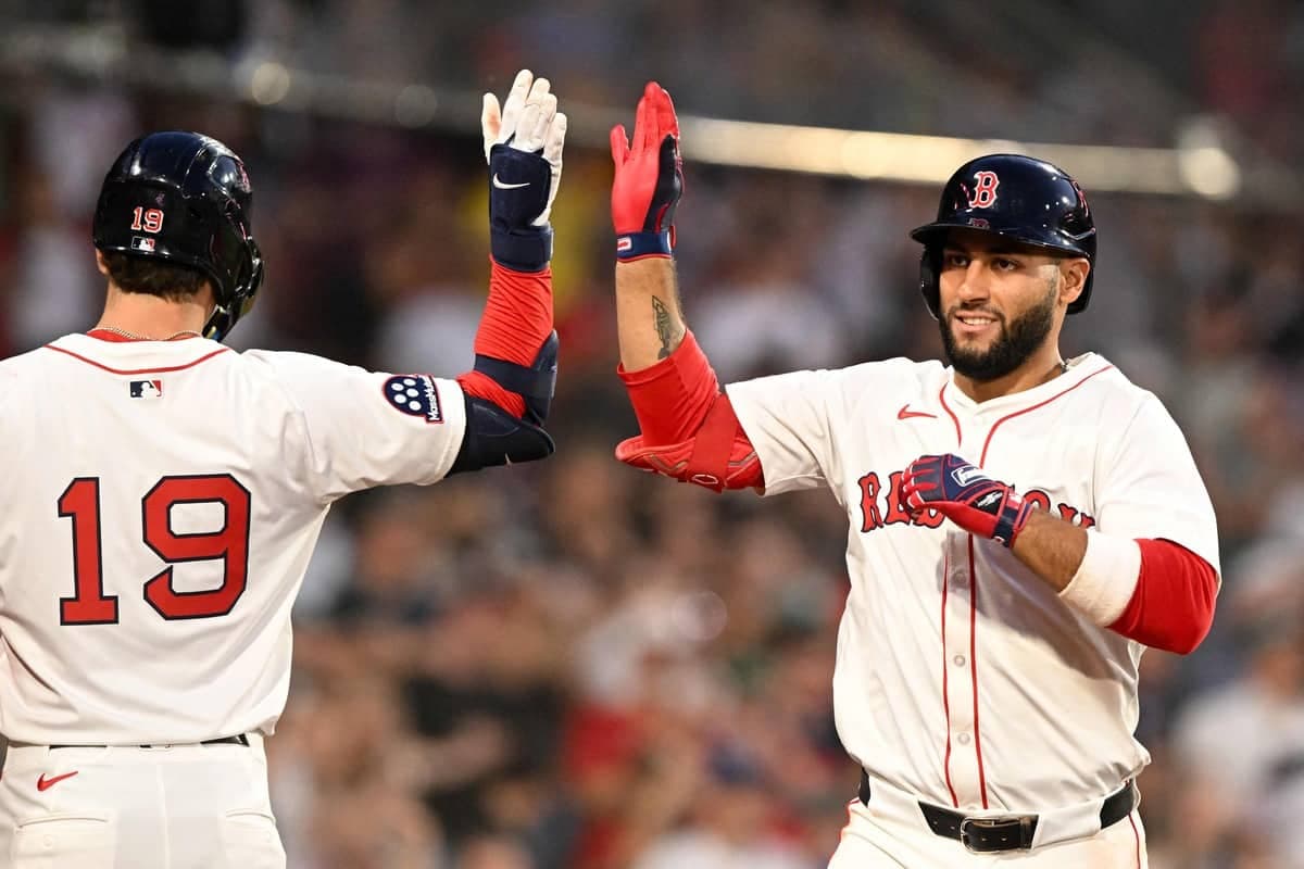 Abraham Toro est félicité par son coéquipier Roman Anthony, le mercredi 11 juin à Boston, après un circuit frappé en cinquième manche.