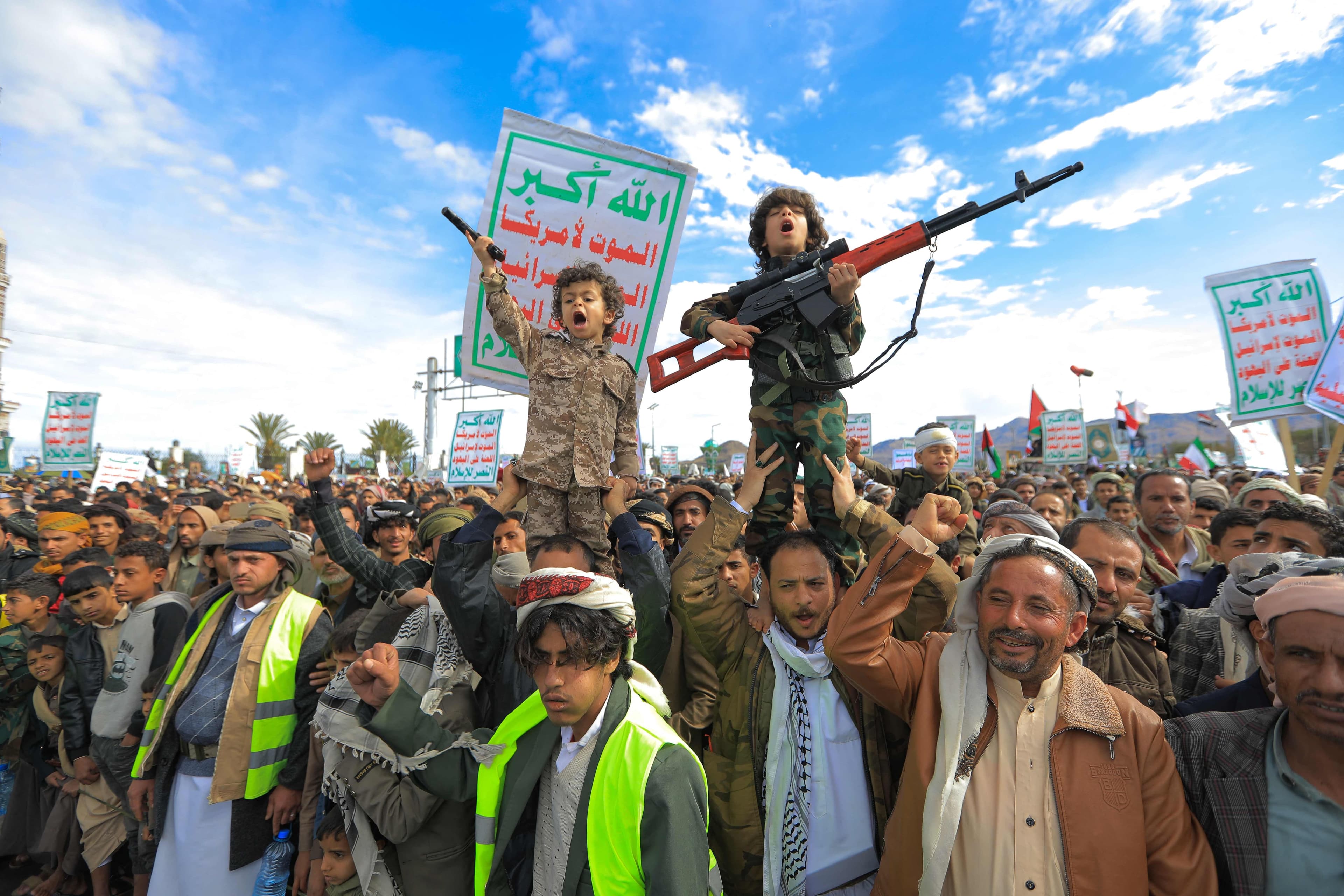 De jeunes partisans houthis brandissent des armes lors d'un rassemblement de solidarité avec l'Iran et le Liban, dans le contexte de la guerre israélo-américaine contre l'Iran, à Sanaa, la capitale yéménite, le 27 mars 2026.