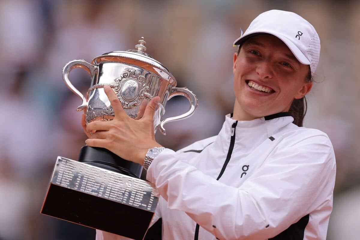 Iga Swiatek pose avec le trophée Suzanne-Lenglen, samedi, à Paris.