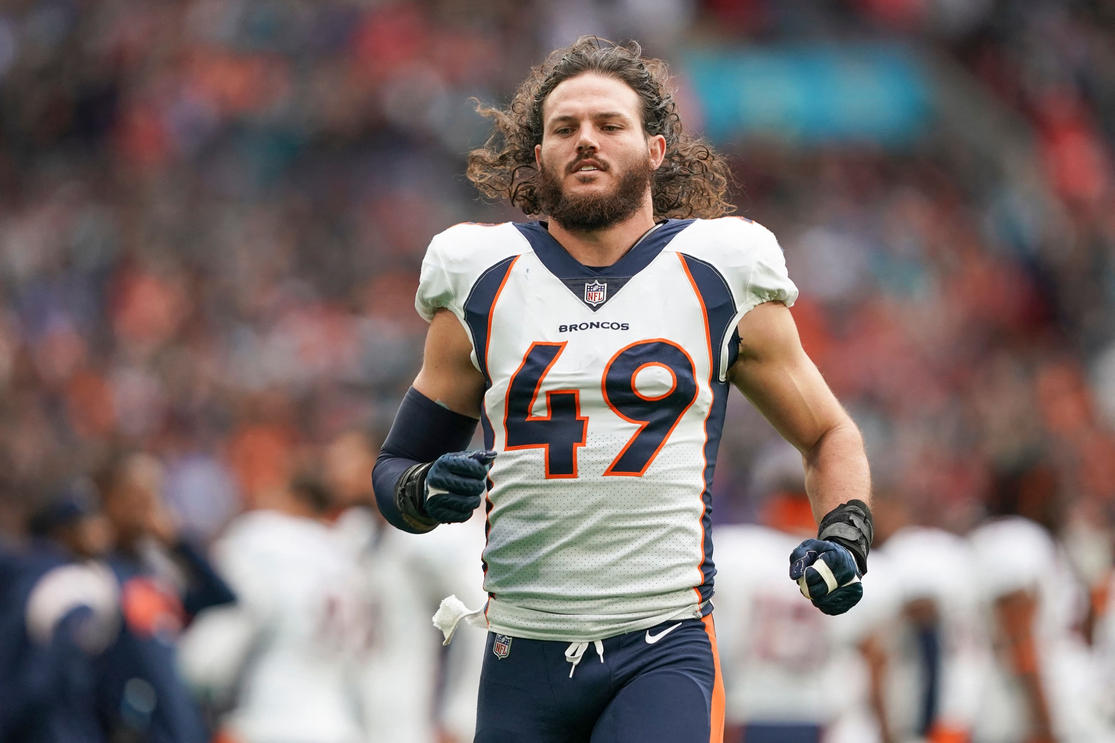 Le secondeur des Broncos Alex Singleton en impose sur le terrain par son jeu physique, mais il est très détendu en dehors, surtout quand vient le temps de partager ses souvenirs du Canada.