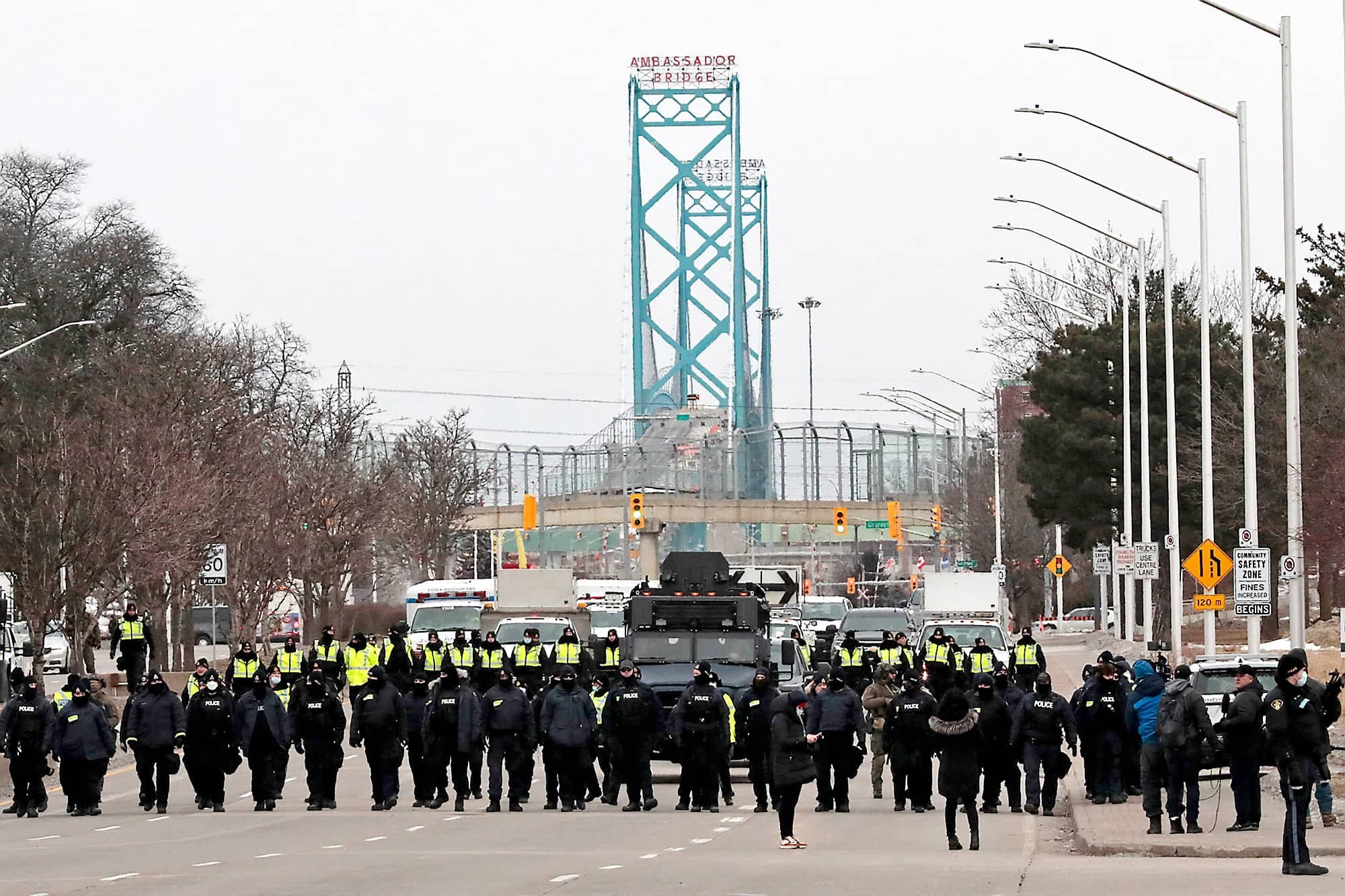 La présence policière était encore très importante hier à côté du pont Ambassador, afin de déloger les derniers récalcitrants.