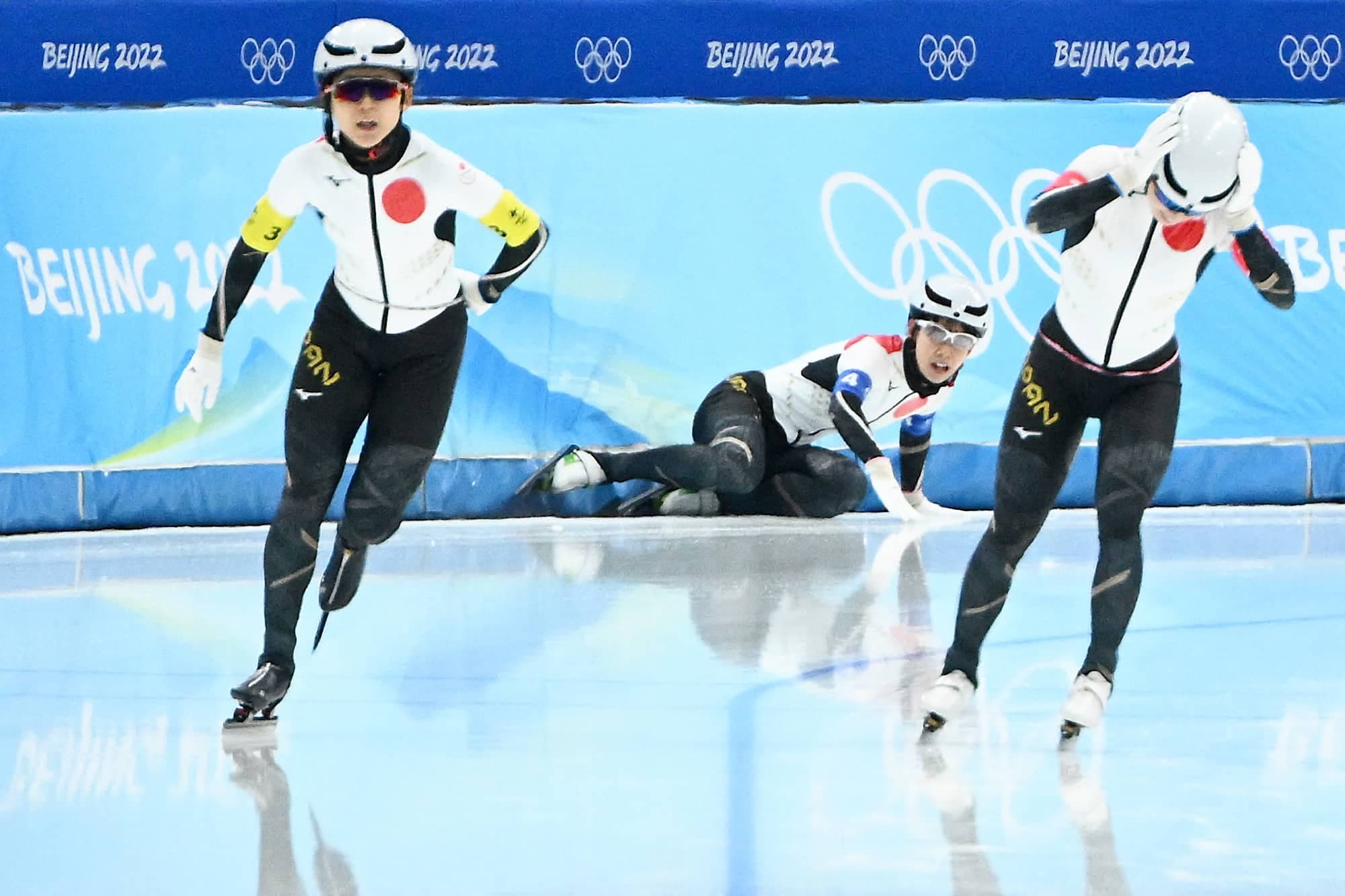 Les Japonaises Miho Takagi et Ayano Sato réagissent à la chute de Nana Takagi.