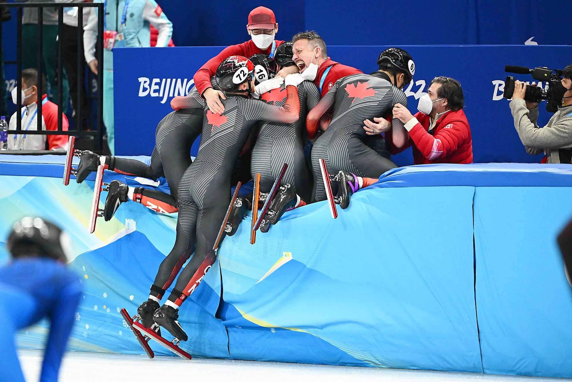 L’équipe canadienne du relais 5000 m a sauté dans les bras de l’entraîneur Marc Gagnon (au centre).