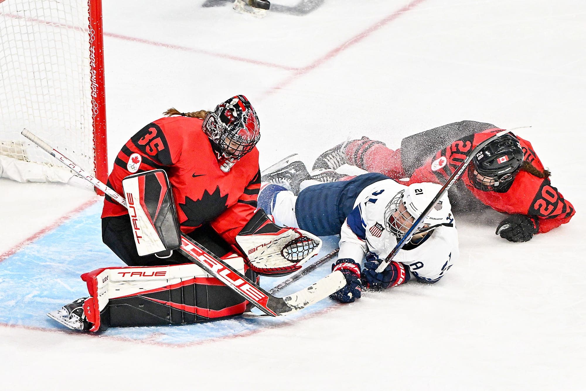 Sur cette séquence en finale, la gardienne canadienne Ann-Renée Desbiens a freiné l’Américaine Hilary Knight.