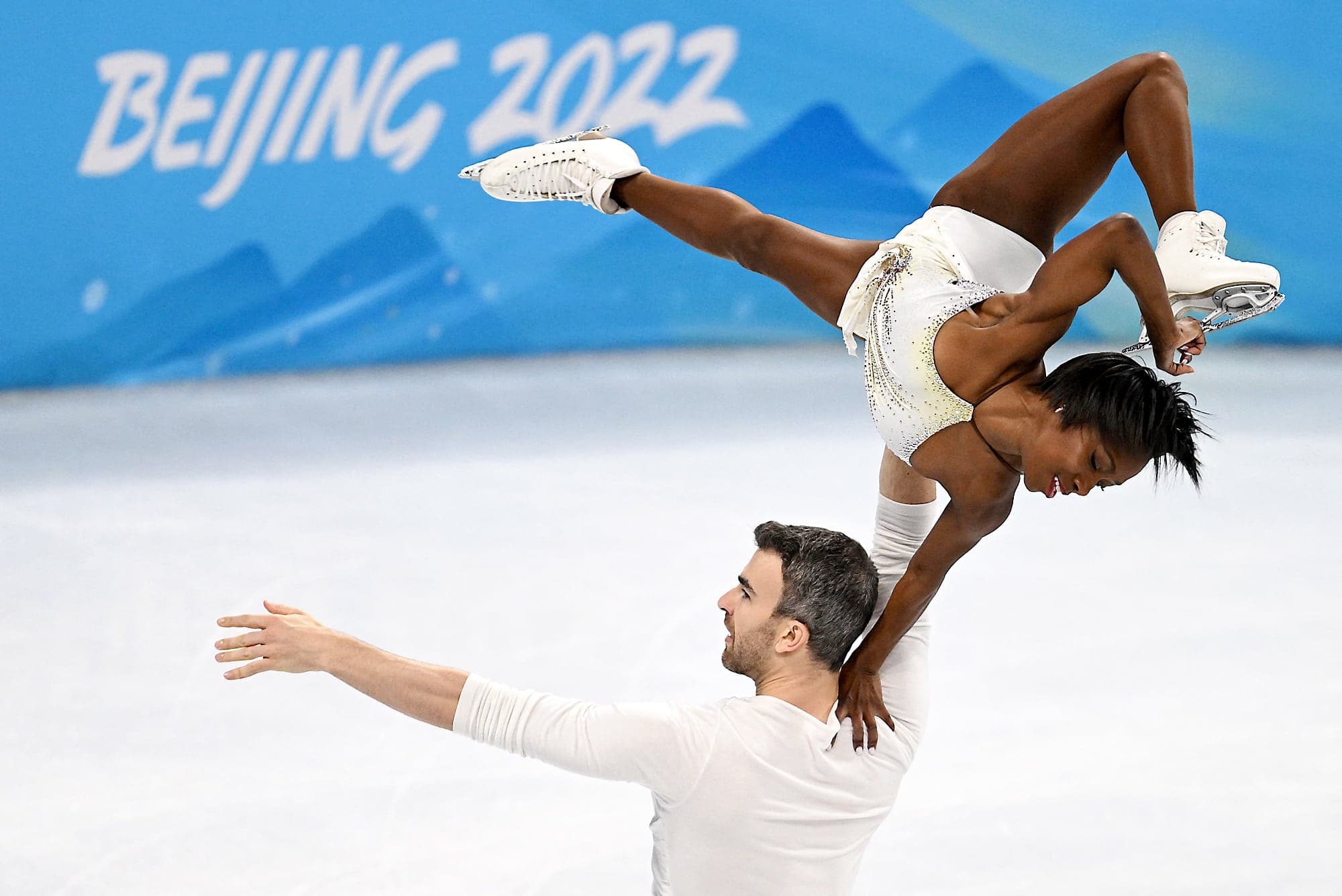 Eric Radford a réalisé un beau porté avec Vanessa James, ce vendredi, lors du programme court des couples.