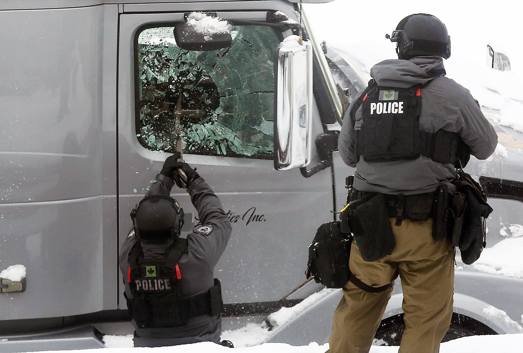 Un agent fracasse la vitre d’un camion toujours sur place malgré les avertissements.