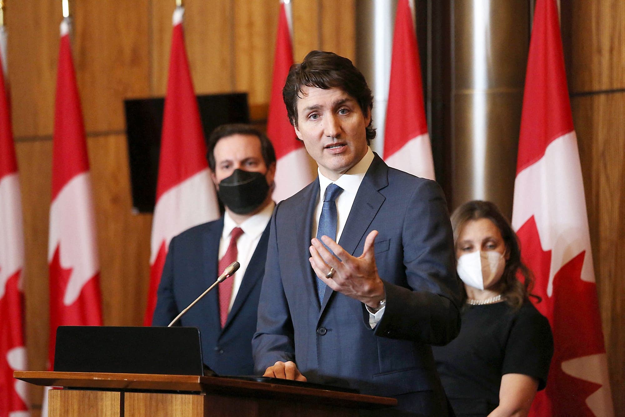Le premier ministre du Canada, Justin Trudeau, devant la vice-première ministre Chrystia Freeland et le ministre de la Sécurité publique Marco Mendicino lors d’un point de presse pour justifier la Loi sur les mesures d’urgence lundi à Ottawa.