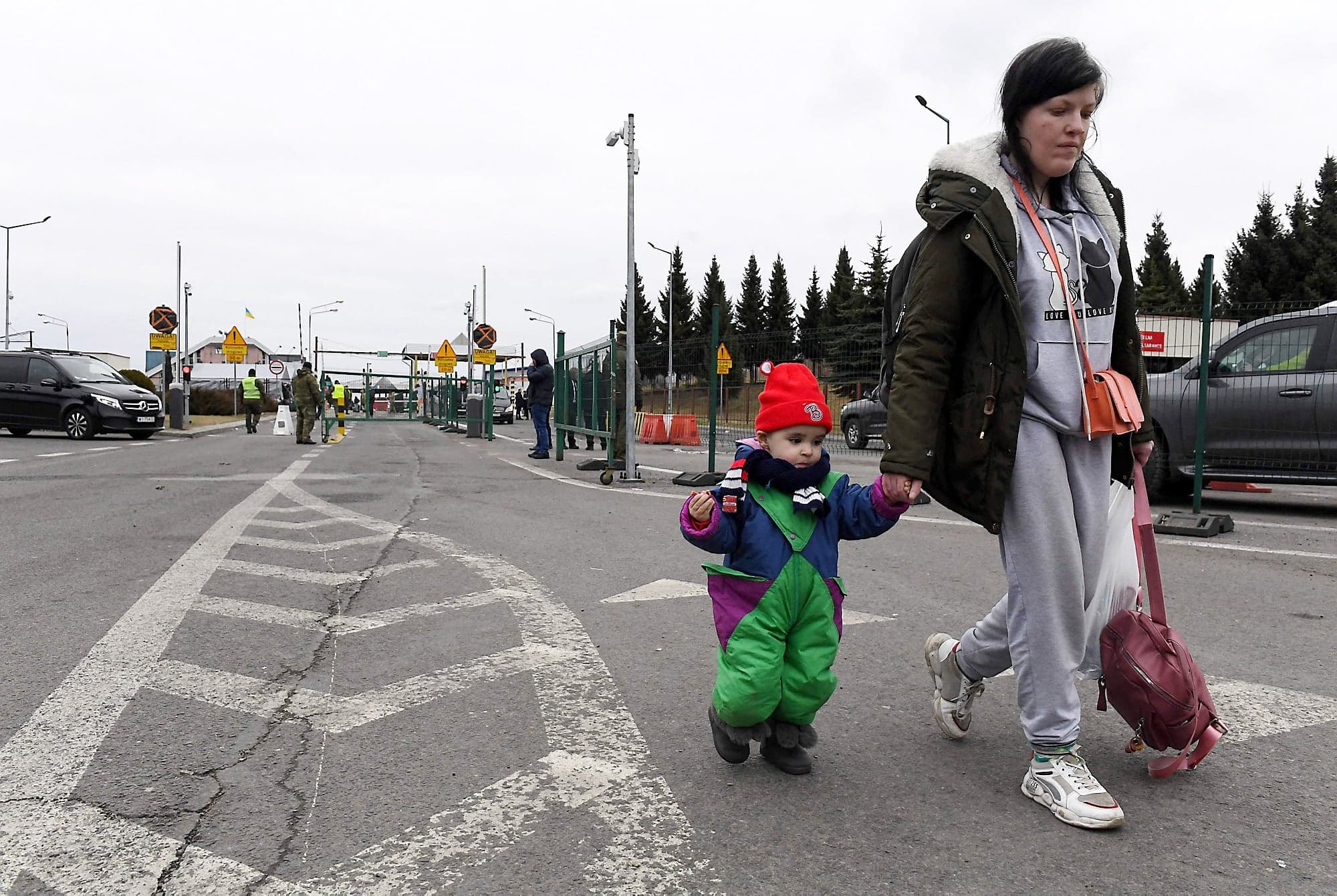 À l’instar de plus de 1,2 million de réfugiés ukrainiens, cette femme et son jeune enfant ont traversé la frontière avec la Pologne pour y trouver refuge.