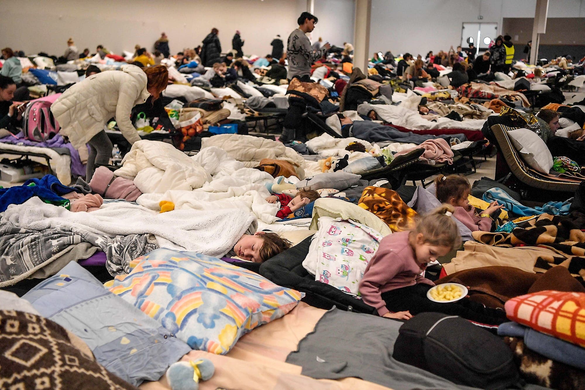 Des enfants se reposaient dans un refuge temporaire mis sur pied dans un centre commercial situé près de la frontière entre la Pologne et l’Ukraine.