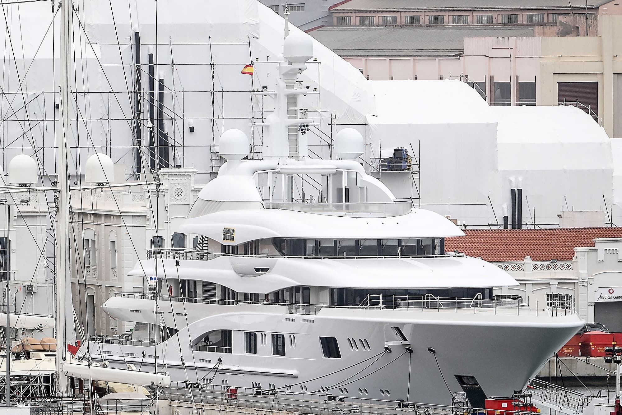 Le yacht Valerie est retenu par les autorités espagnoles au port de Barcelone depuis lundi. Il serait relié à Sergueï Tchemezov, un oligarque qui dirige le conglomérat Rostec et qui est un proche allié du président russe Vladimir Poutine.