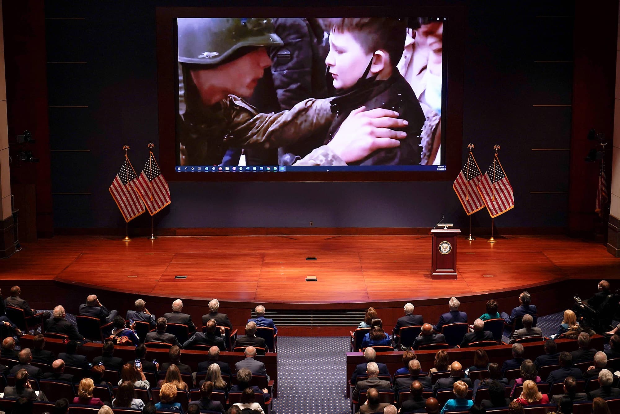 Dans cet extrait de la vidéo présentée par le président de l’Ukraine Volodymyr Zelensky au Congrès américain, mercredi, on voit un soldat du pays européen parler à un enfant qui pleure durant l’invasion russe.
