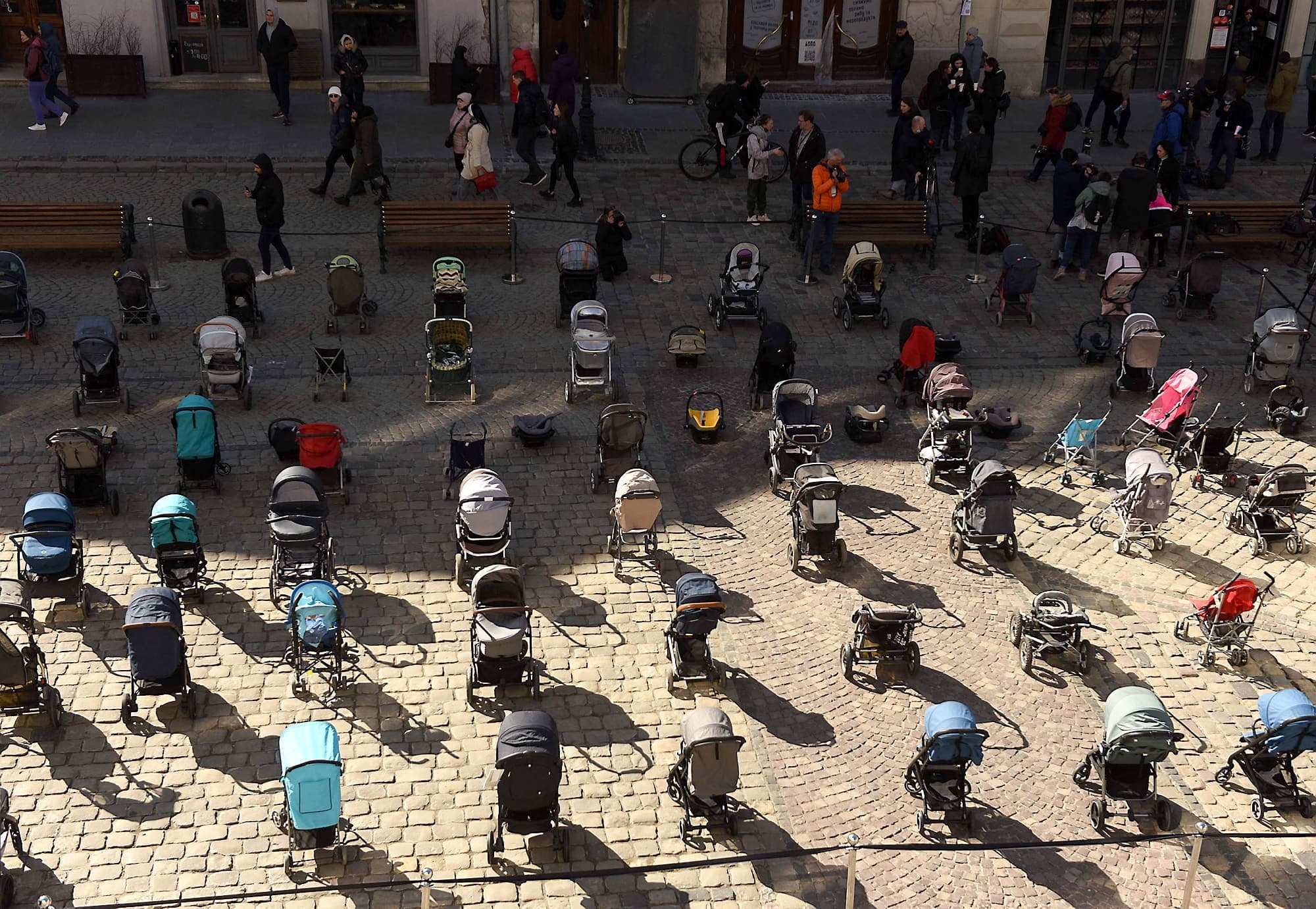 109 landaus ont été alignés sur la place du marché à Lviv à la mémoire des enfants tués par la guerre.