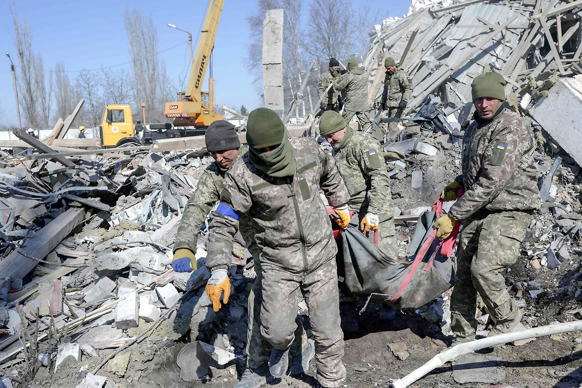 Les Russes risquent de s’appauvrir à cause des sanctions économiques imposées au pays, qui bombarde l’Ukraine. Ici, à Mykolaïv, on cherchait, hier, des dépouilles dans les ruines d’une école militaire.