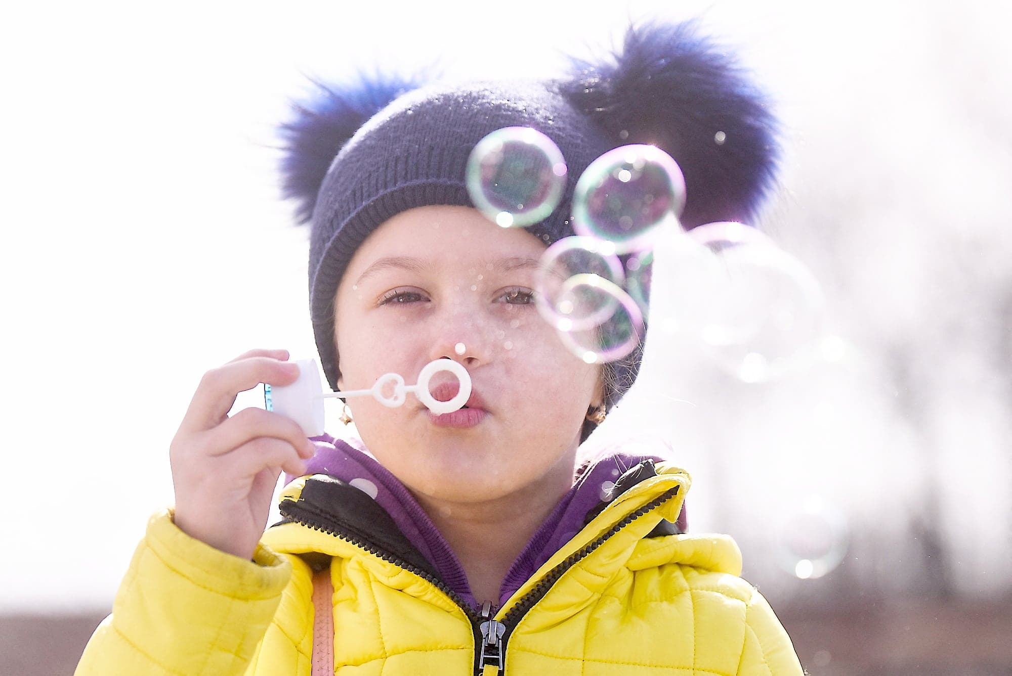 Ce petit réfugié d’Ukraine fait des bulles à Siret, en Roumanie, après avoir passé la frontière.