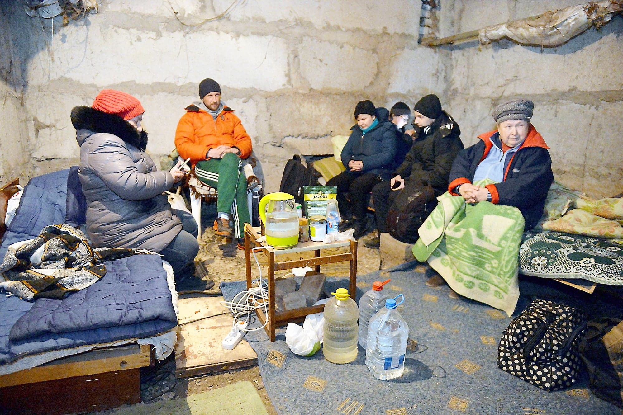 Des personnes ont trouvé refuge dans le sous-sol de leur immeuble résidentiel, à Kharkiv.